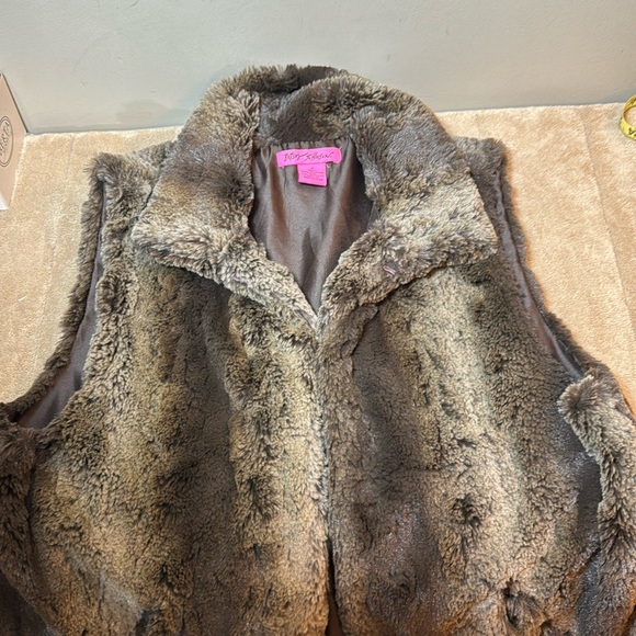 BETSEY JOHNSON faux fur vest - Picture 5 of 8